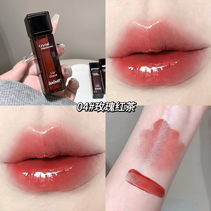 El esmalte de labios brillante y delicado de Ke Lauder no es fácil de tocar en la taza. El espejo de luz de agua muestra lápiz labial blanco. Cosméticos de maquillaje