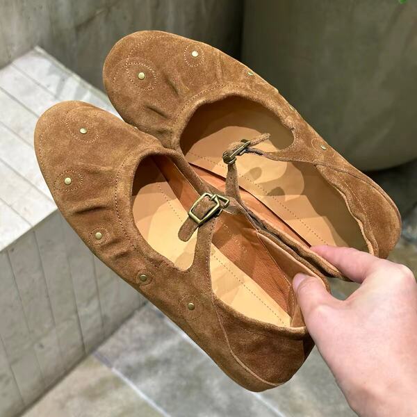 Giày bệt nữ Mary Jane mũi tròn cổ nông đính đinh tán khóa ngang, đế bằng 1 cm — Màu caramel, Màu cà phê