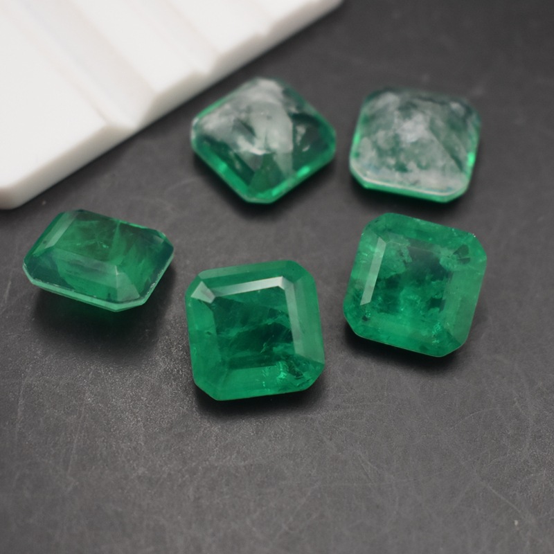 正方形合祖母绿宝石