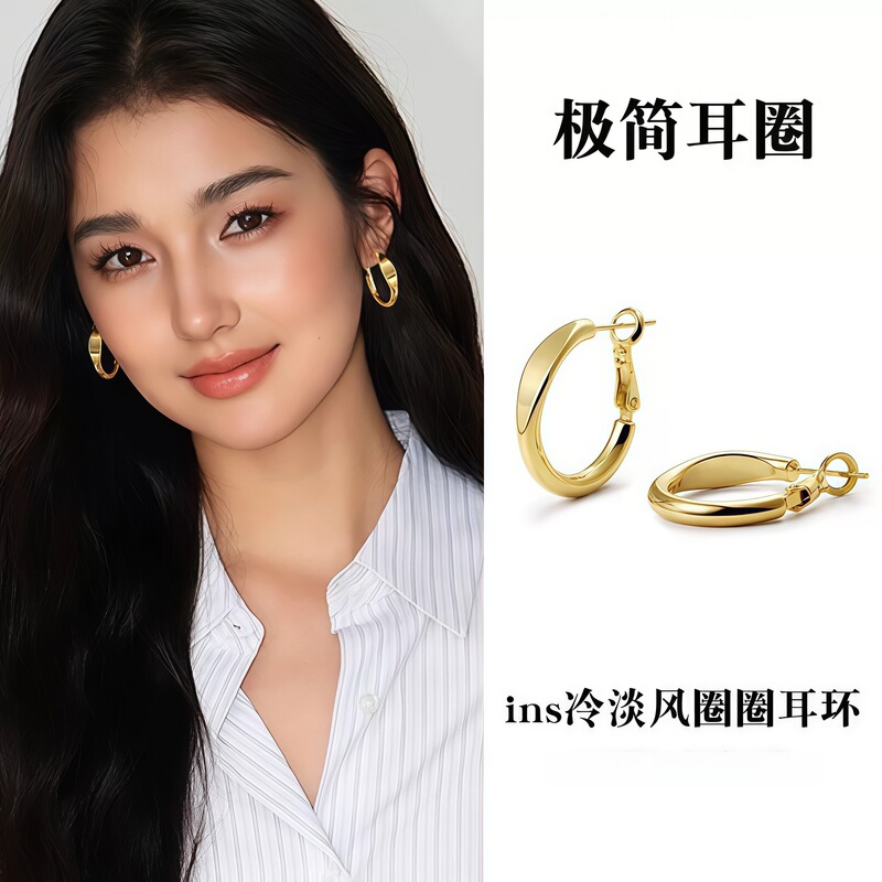 Celebrity-style flat round plain hoop earrings, light luxury niche versatile fashion hot item, elegant and high-end gold-tone earrings Celebrity-style flat round plain hoop earrings, light luxury niche versatile fashion hot item, elegant and high-end gold-tone earrings