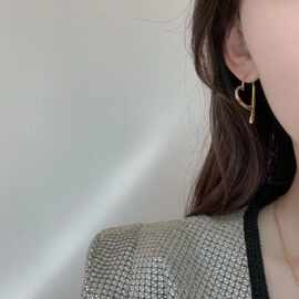 金属爱心S925银针耳环高级感法式小众简约冷淡风耳圈春夏百搭耳饰