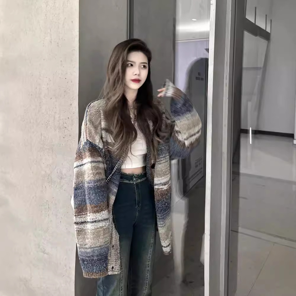Retro colored small design sweater