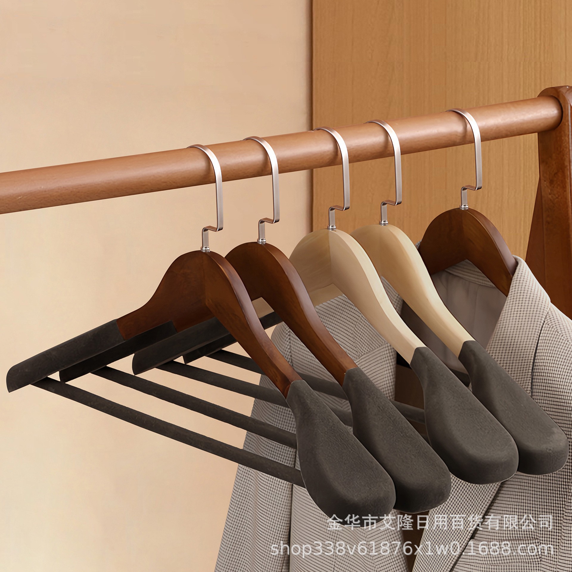 Percha de madera sólida de alto grado hombro ancho flocado abrigo casero traje colgante sin marca colgante de madera sólida colgante al por mayor