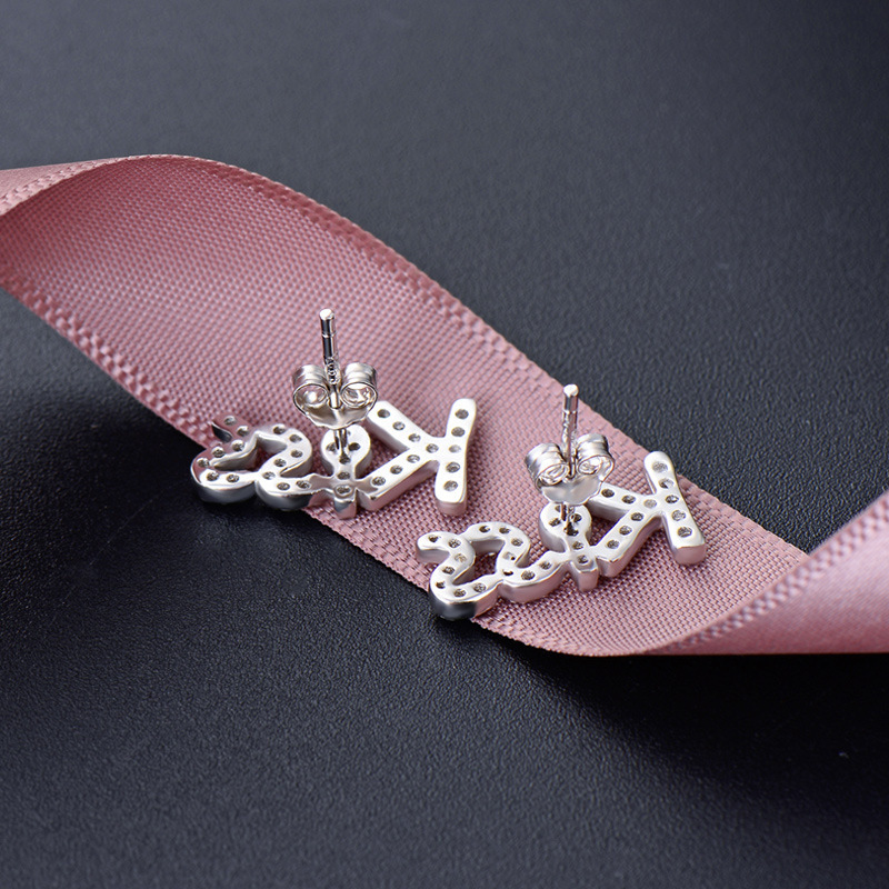 S925 letras de plata esterlina beso pendientes de diamante para mujeres europeas y americanas nicho de estilo simple pendientes pendientes de pelo