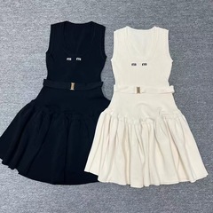 25夏の新型の小香の高級な衝突色はストライプのU襟のケーキの蓬蓬のスカートのノースリーブのメリヤスのスカートをつなぎ合わせます。