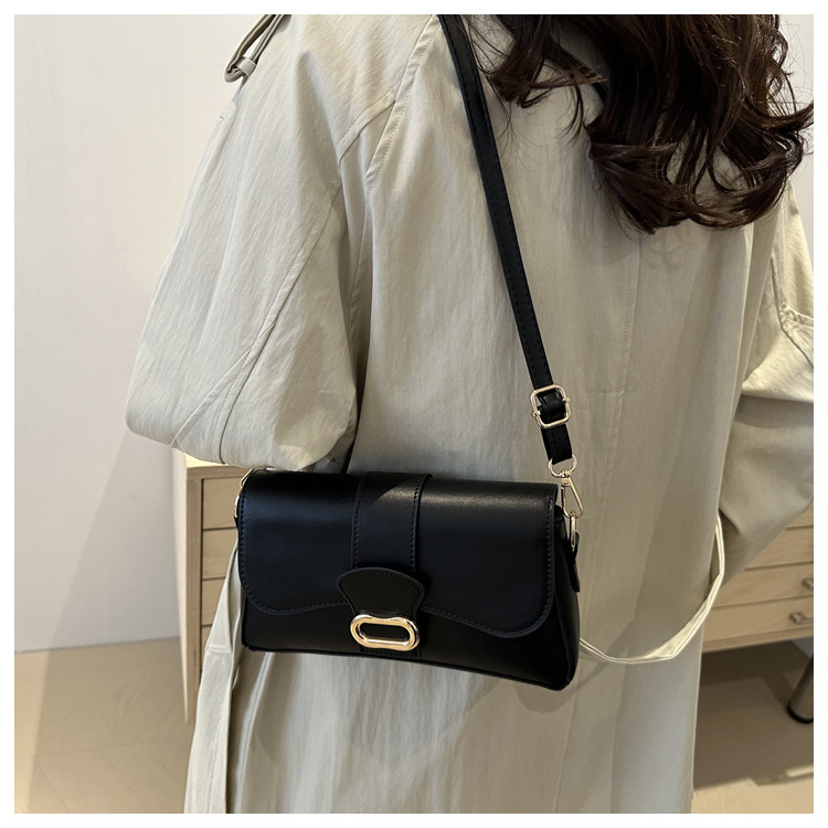 A casual and stylish small bag for women, a new 2024 fashion single-shoulder underarm bag, a retro and fashionable commuting crossbody small square bag undefined