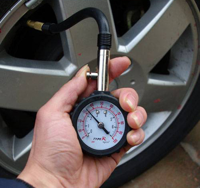 Multifunctional high-precision automobile tire pressure gauge with deflated tire pressure gauge long hose mechanical tire pressure gauge monitor