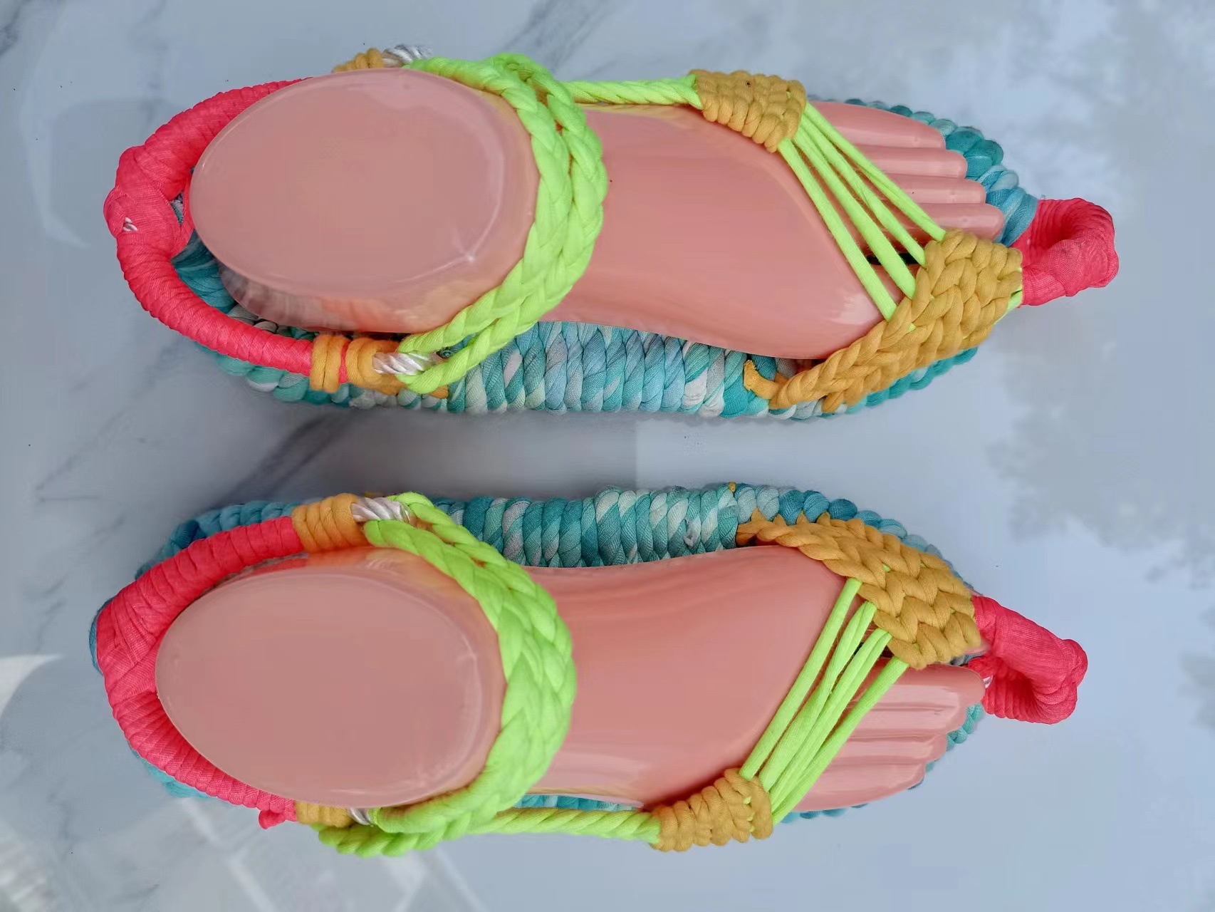 밝은 노란색 빨간색 잡색