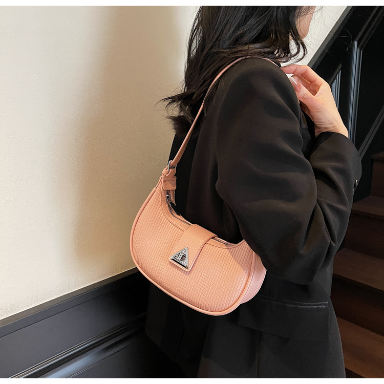 The 2025 new underarm bag for women is a simple and versatile single-shoulder crossbody bag. It is a popular and niche designer crescent-shaped women's bag undefined