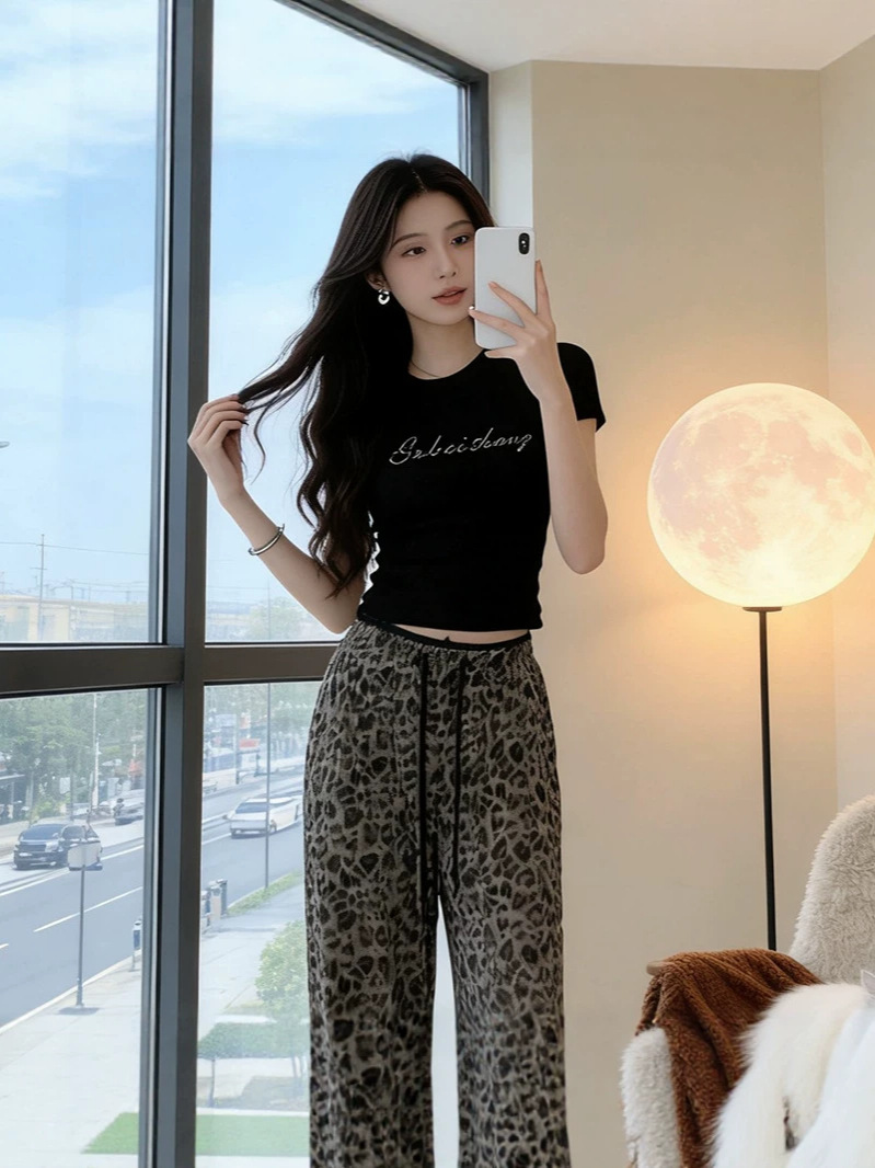 Zamonaviy sport to'plam ayol 2026 yozgi yangi Koreya uslubi T-shirt leopard keng shim 2 qismli