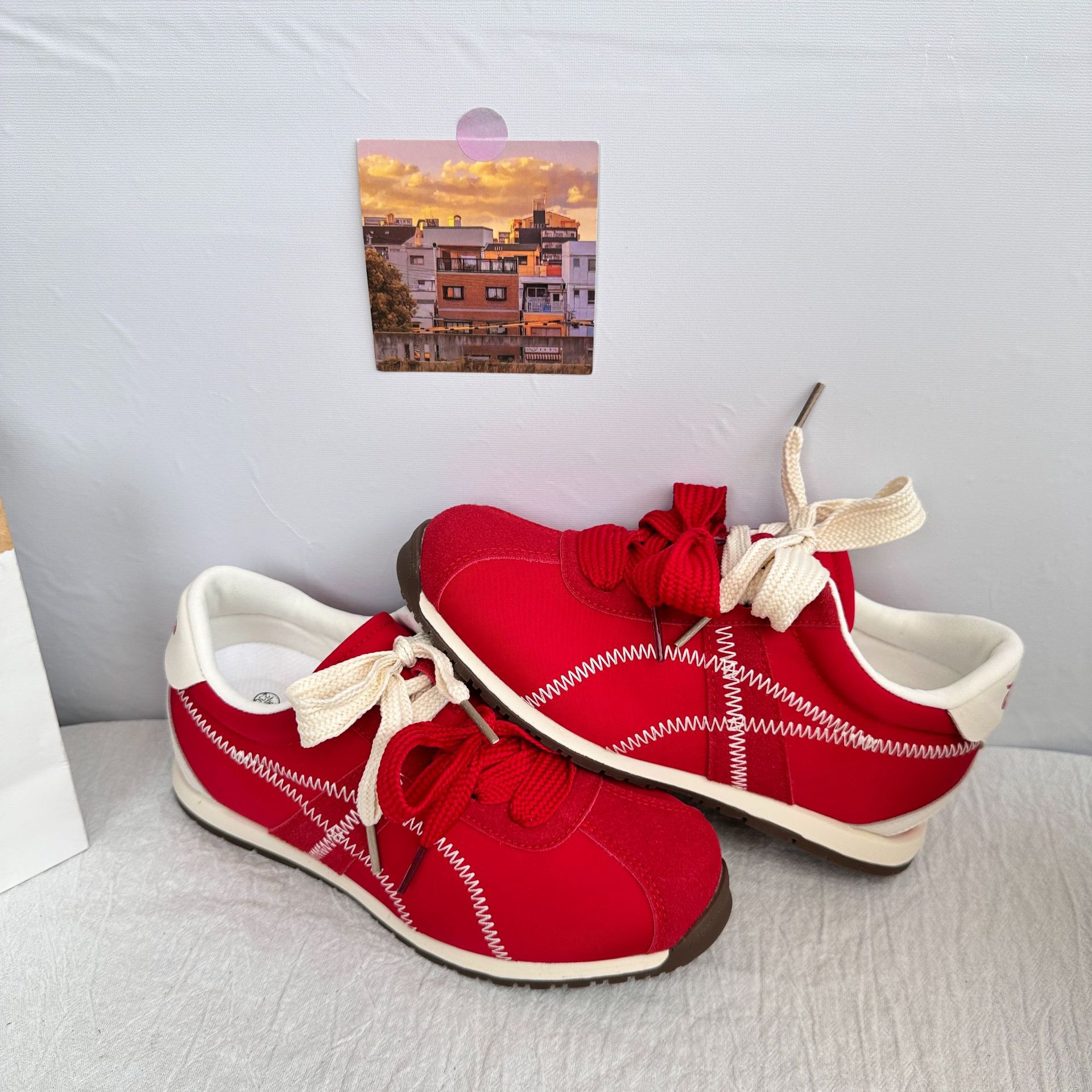 A9905 aumento de altura interior de 3 centímetros de espesor de suela de zapatos de entrenamiento de mujer 2025 nuevos zapatos deportivos casuales de ventana de Hong Kong