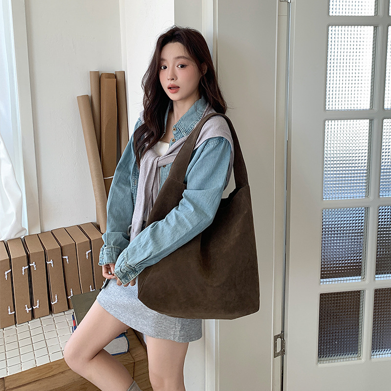 Bolsa de ombro elegante em lã para mulher design minimalista_voghion.com