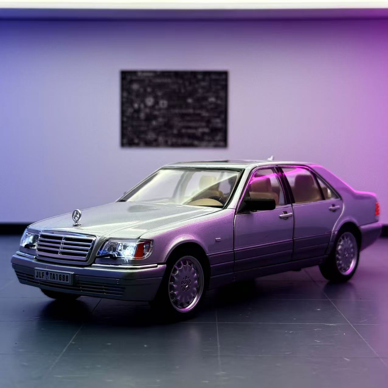 Modelo de coche de aleación Weili 1:24 Daben S320 de doble color coche de juguete de retroceso modelo de efecto de sonido