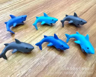 Морские животные: фигурки акулы и дельфина