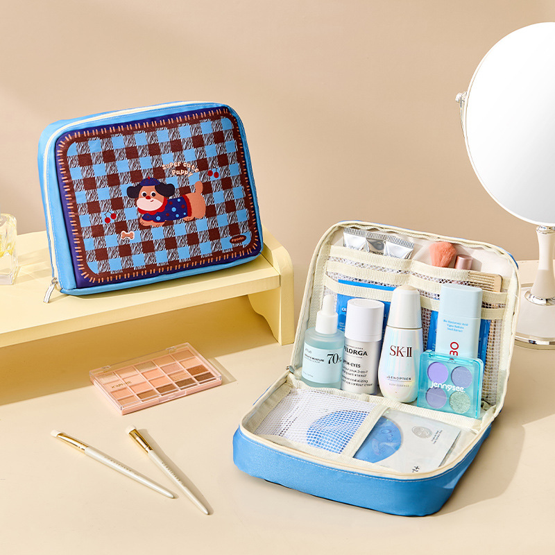 Handheld capacious organizer bag