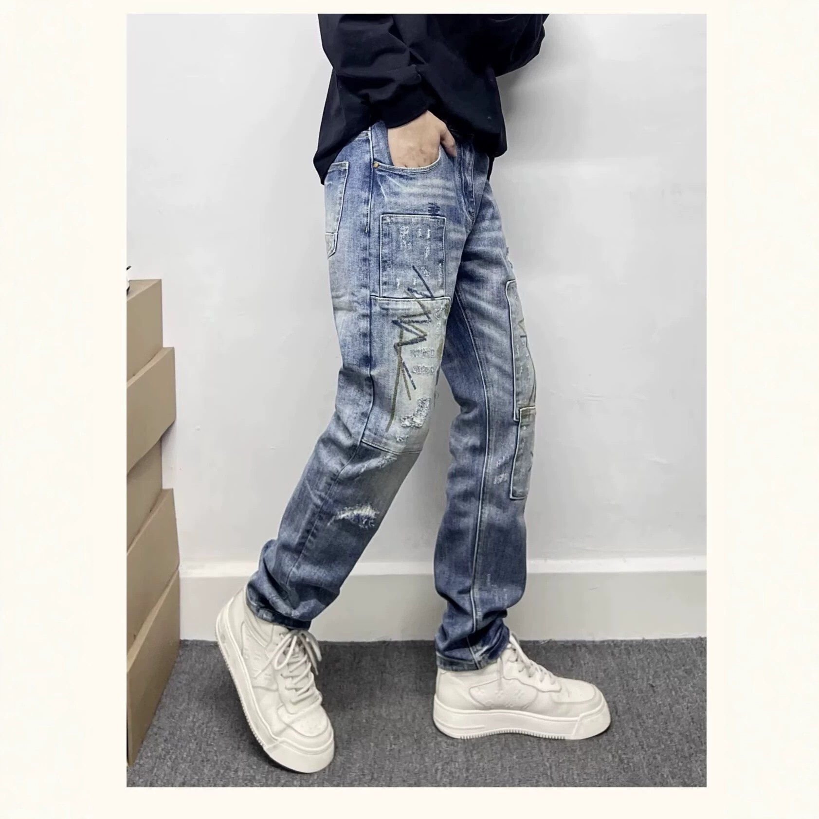Jeans da uomo in denim elasticizzato con strappi, toppe e ricami, gamba affusolata e vestibilità slim, pantaloni streetwear grintosi per un look audace_voghion.com