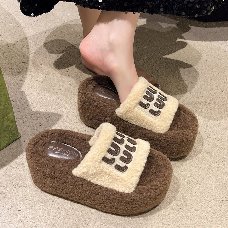 厚い底の毛のスリッパの女性の外は2024新しい秋冬のファッションの毛のふわふわしているネットの赤い家庭の1字の綿のスリッパを着ます。|undefined