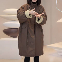 軽くて豪華なファッションのカジュアルな中の長さの綿服のコートの女性の冬の新型の大きいサイズのゆったりしているサイズの綿の厚い綿入れの上着を挟みます。