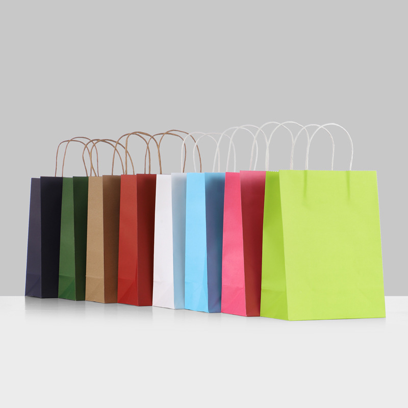White kraft paper bags for clothing stores—takeout packaging, tote bags, gift bags, and apparel bags with printed logos