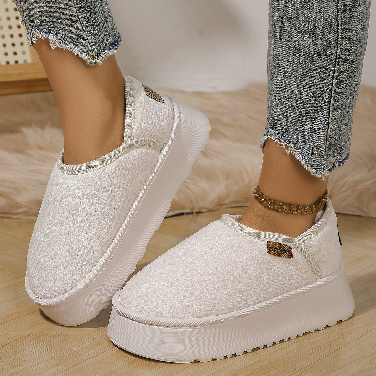 Новые осенние и зимние ботинки на снегу