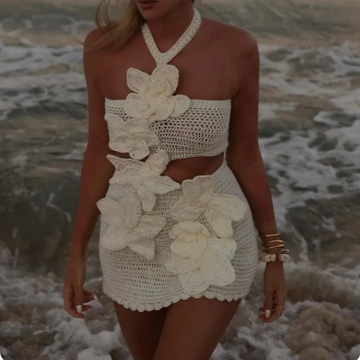 Damenbekleidung 2024 neues gestricktes, hohles Neckholder-Strandkleid mit Blumenmuster und Rucksack-Hüftkleid im Urlaubsstil_voghion.com