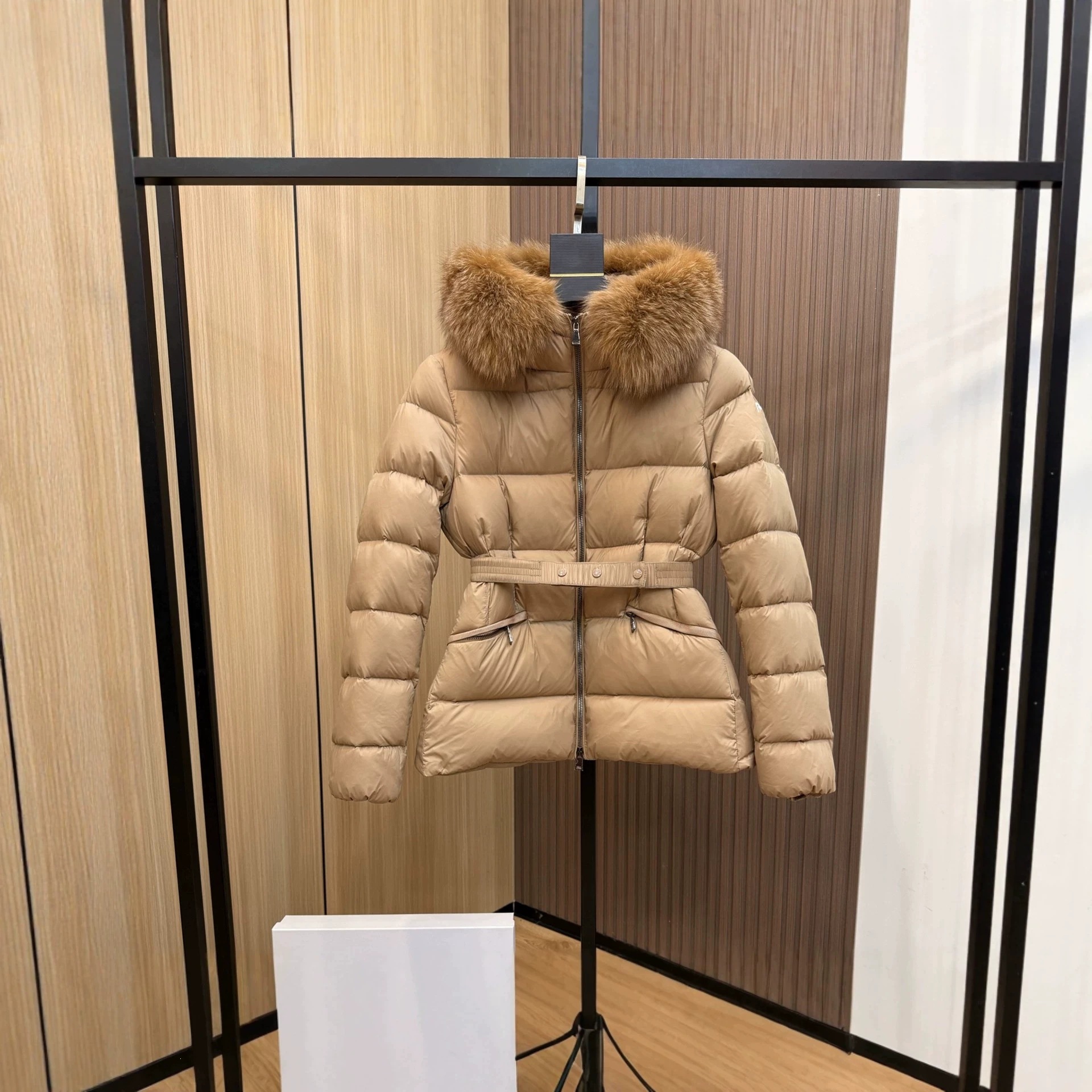 蒙口Boedic系列女士修身收腰狐狸毛大毛领短款羽绒服连帽外套冬季