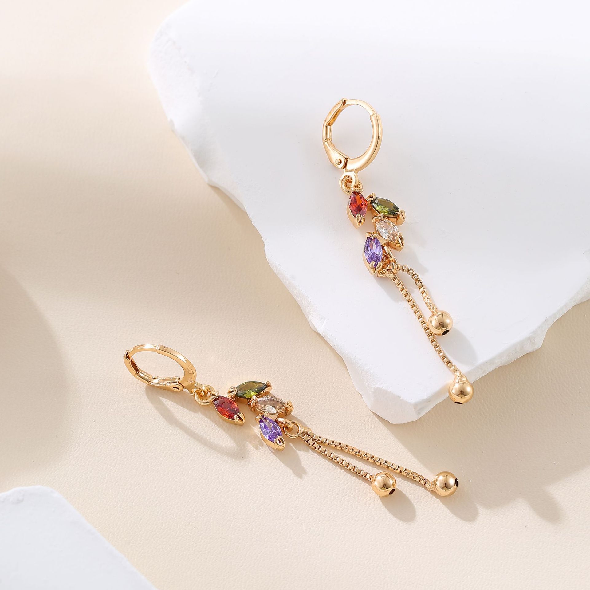 Amazon transfronteriza nueva moda exquisita con diamantes de zircón flores y hojas de aretes de bordilla diseño único