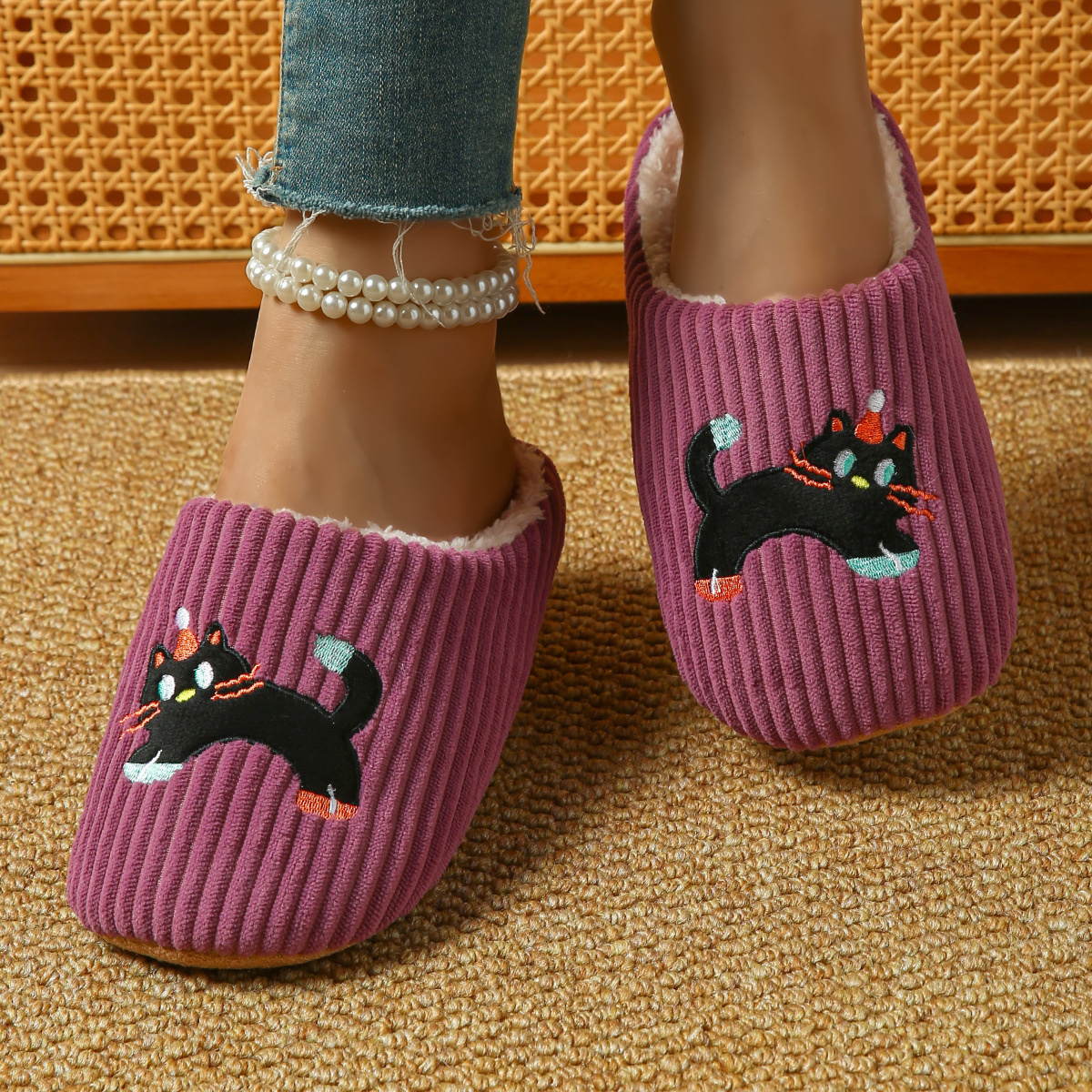 보라색 줄무늬 고양이