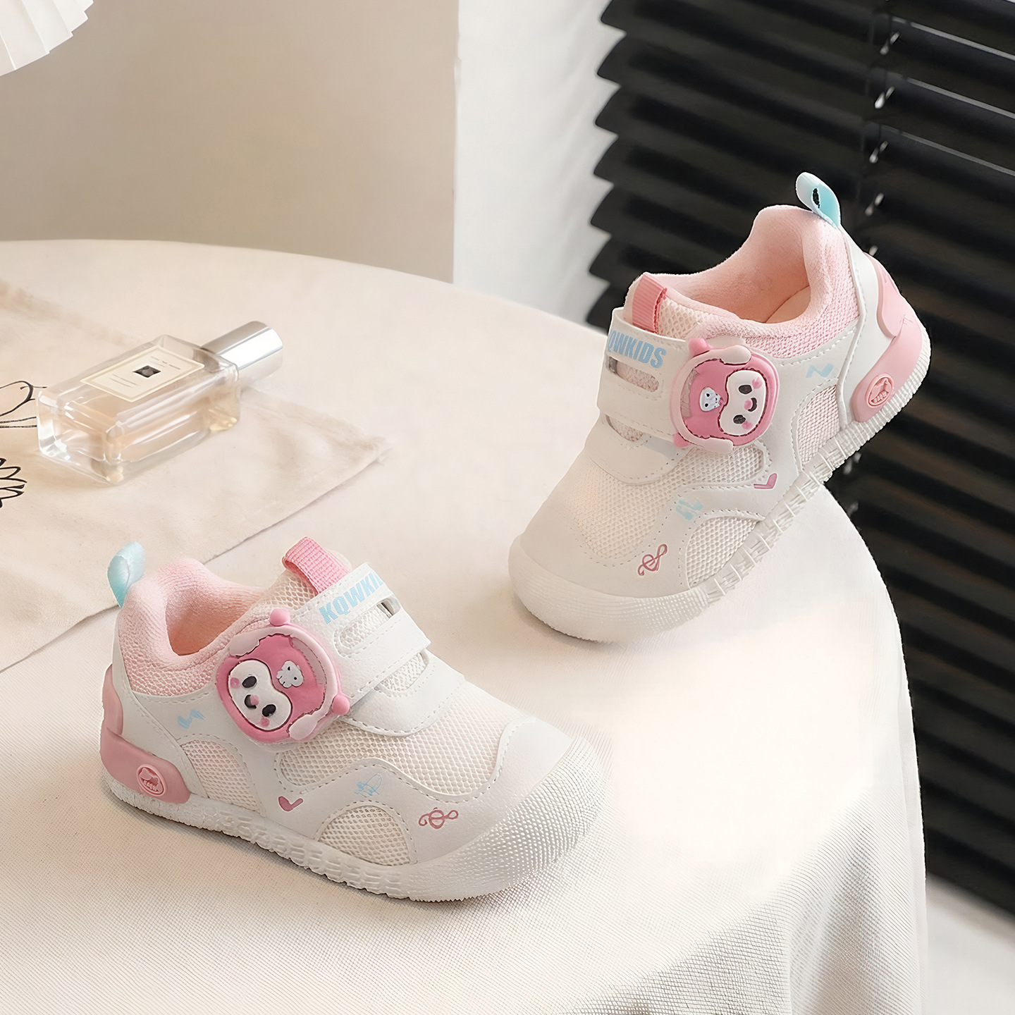 Zapatos infantiles para bebés niñas 2026 primavera y otoño nuevos zapatos funcionales de suela blanda zapatos para niños zapatos clave para bebés transpirables