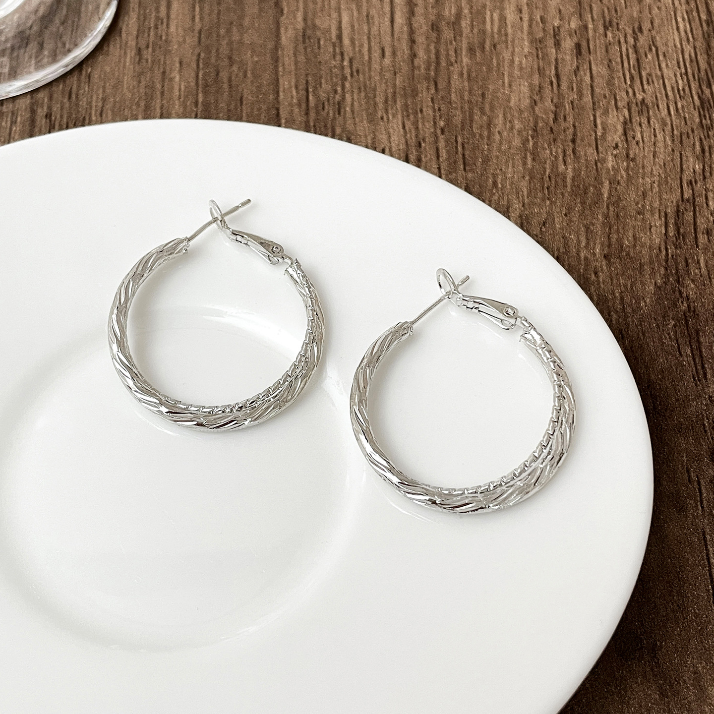 Pendientes de aleación Pendientes de alta calidad de perlas para mujer Pendientes exagerados de temperamento de lujo ligero coreano Pendientes largos con borlas al por mayor