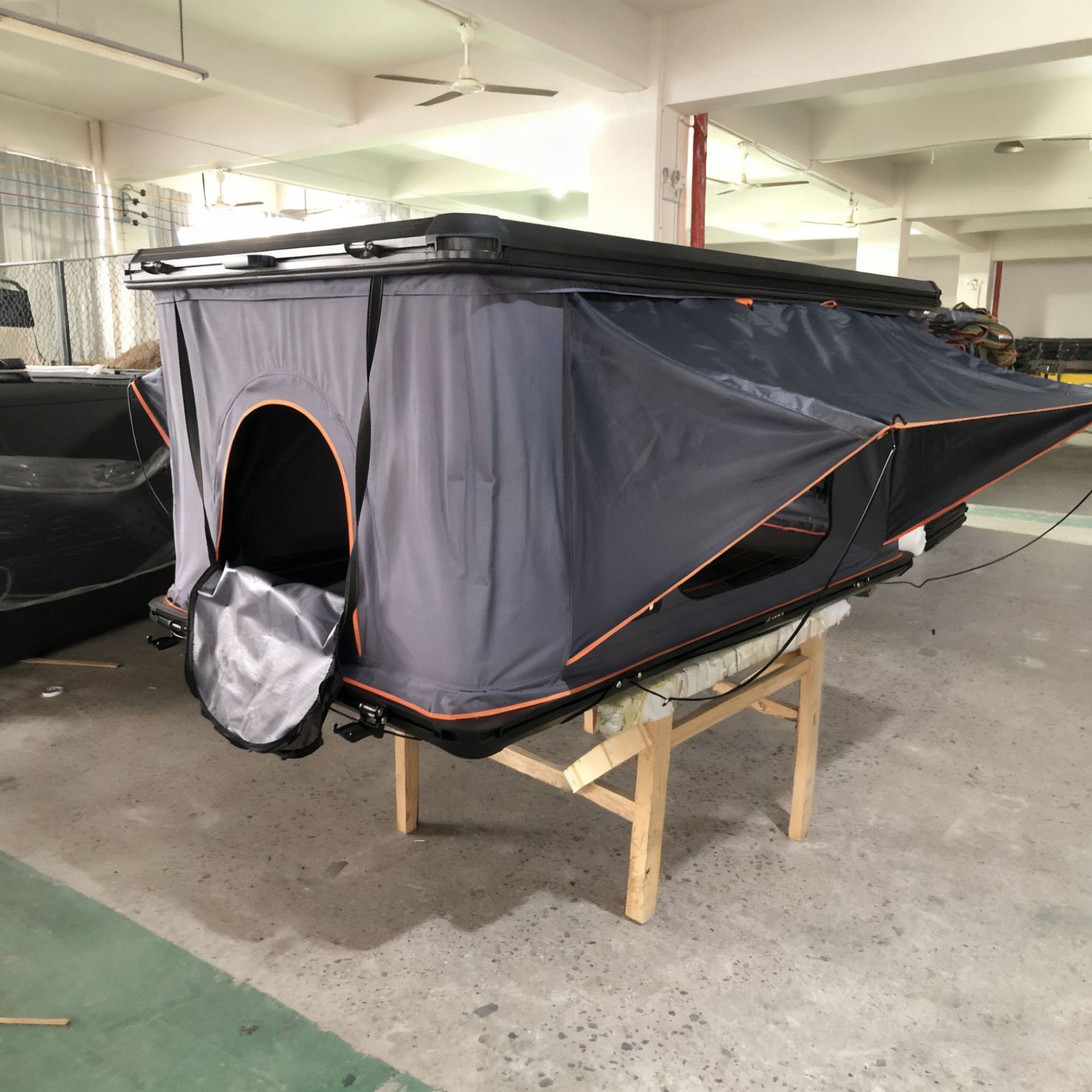 Carpa de techo de aleación de aluminio acampado al aire libre camping RV tienda de carro caliente a prueba de viento