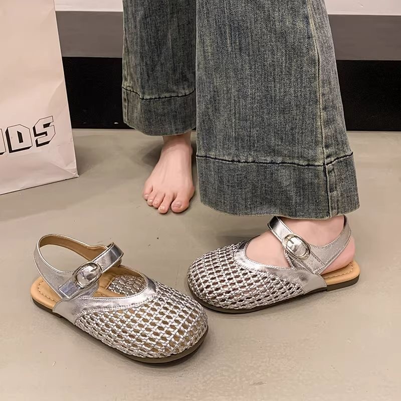 Sandálias de niñas verano 2026 nuevas niñas de tamaño medio tejido hueco bolsa de fondo suave princesa orificio zapatos de mujer