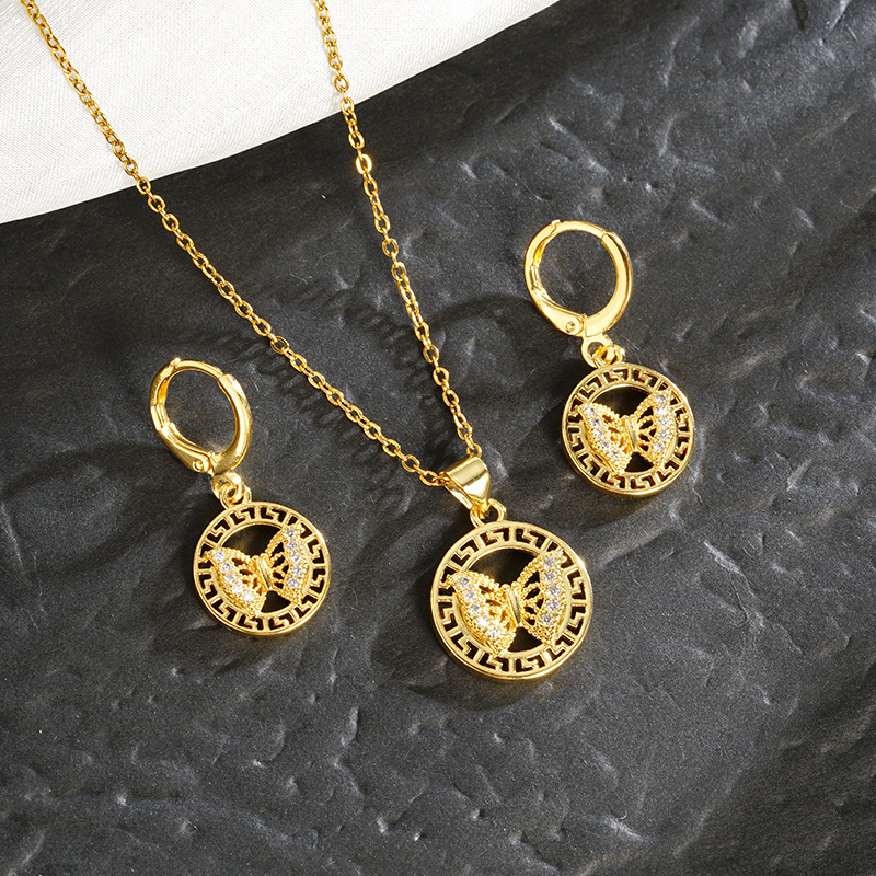 Vietnam Sandy Gold Hollow Diamond Butterfly Collar Pendientes Juego de dos piezas Retro nicho Ligero Joyería de lujo al por mayor