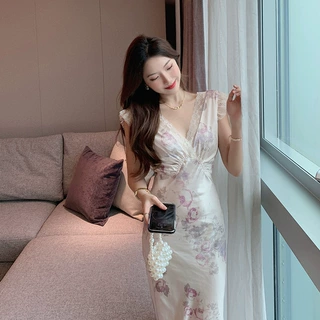 温柔陷阱_法式复古连衣裙女早春v领蕾丝缎面拼接裙子