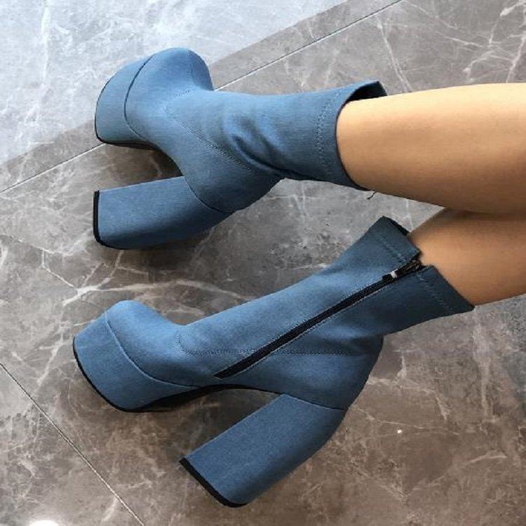 2026 otoño y invierno nuevo estilo de cabeza cuadrada de talón alto tablero impermeable elástico delgado botas delgadas de talla grande para desfilar botas cortas de mujer transfronterizas