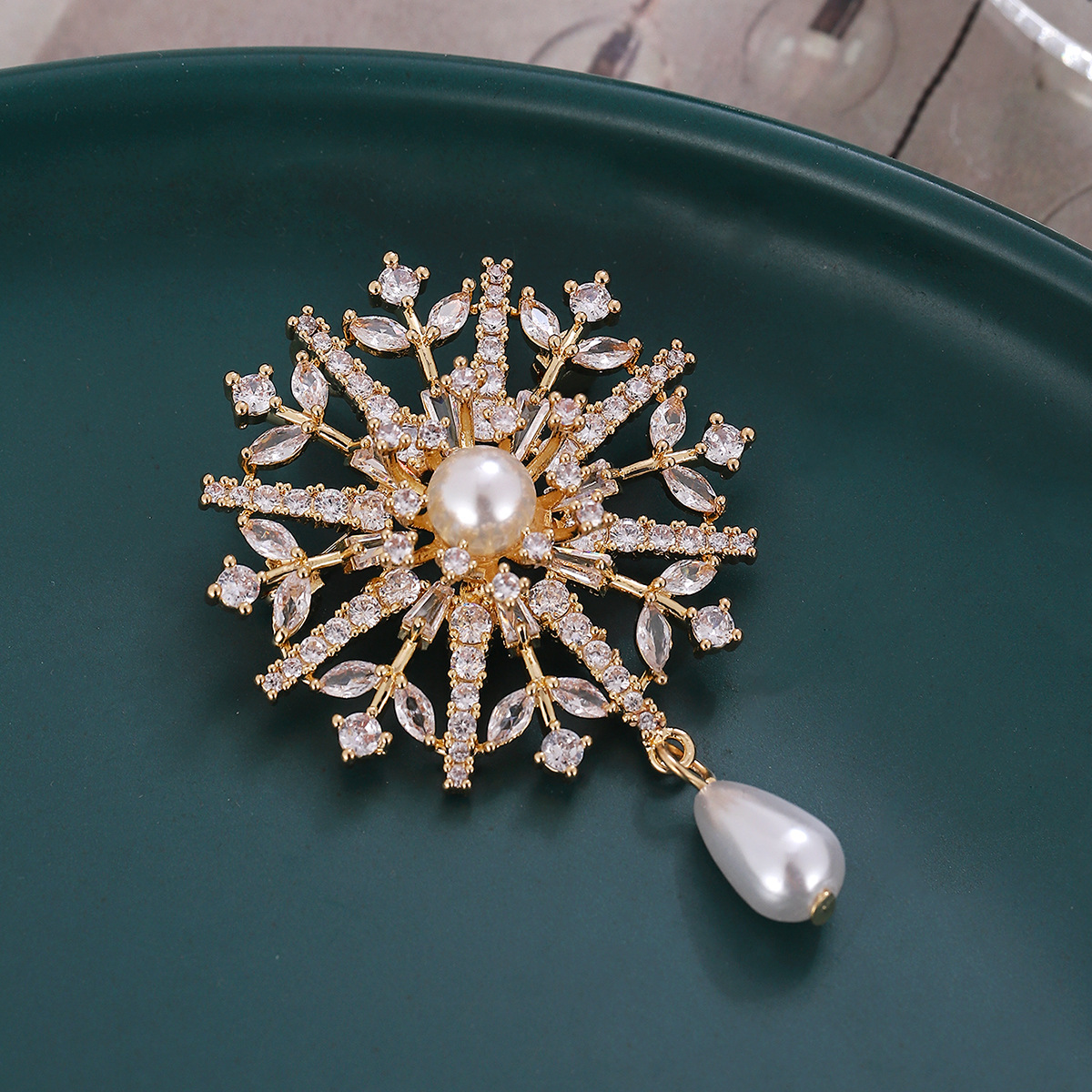 Copo de nieve Broche Pin accesorios al por mayor de Cristal de La Perla broche de cobre multiusos cardigan personalidad temperamento retro ramillete