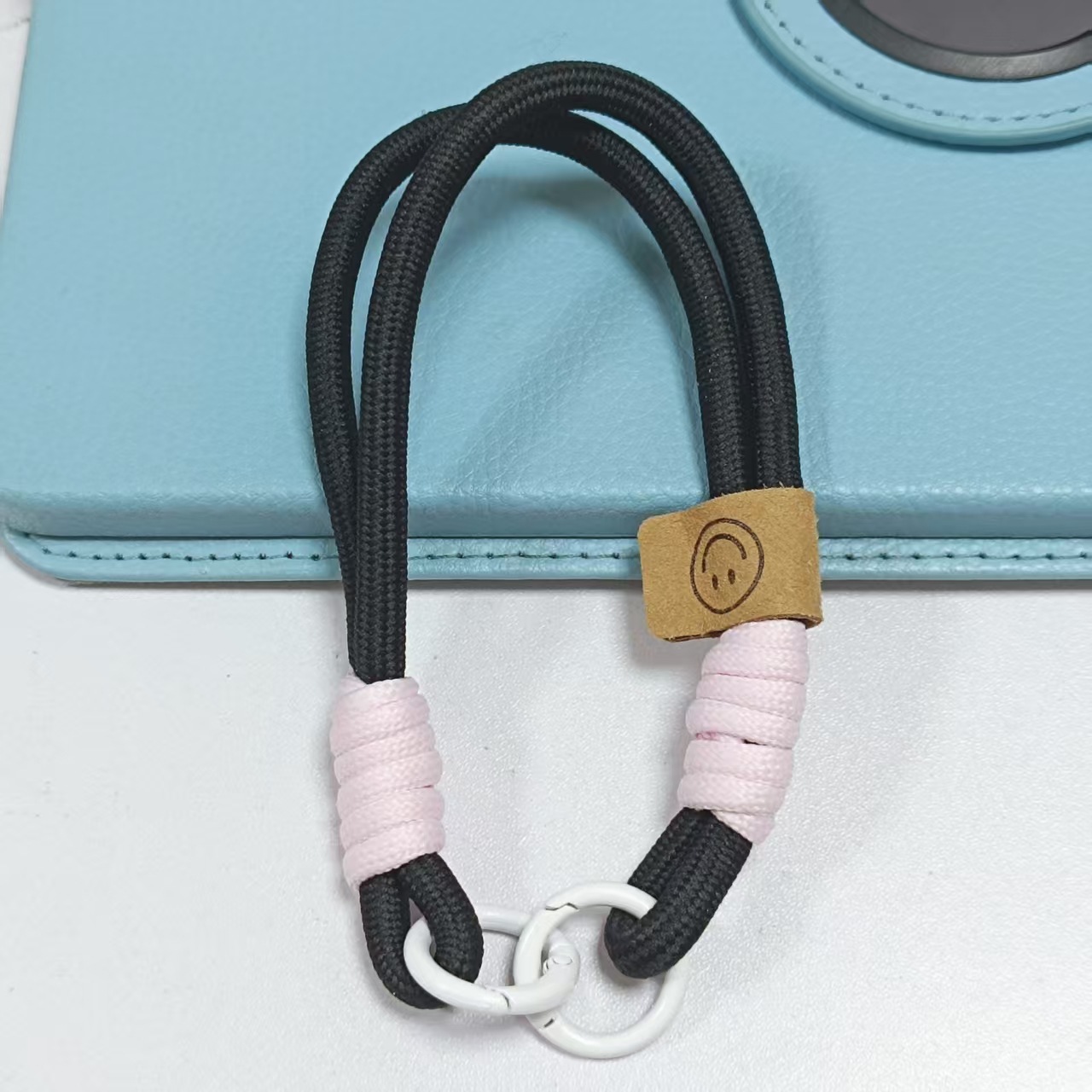 검정색+웃는 얼굴