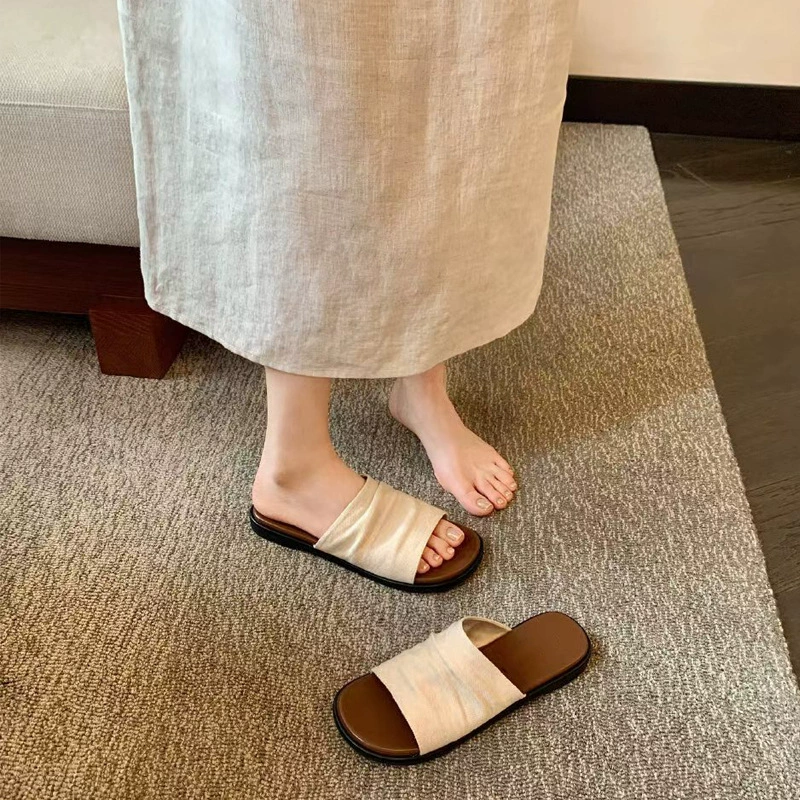 Summer sandals for women to wear outside 2025 new French canvas lazy shoes flat bottom temperament internet celebrity slippers for women super hot