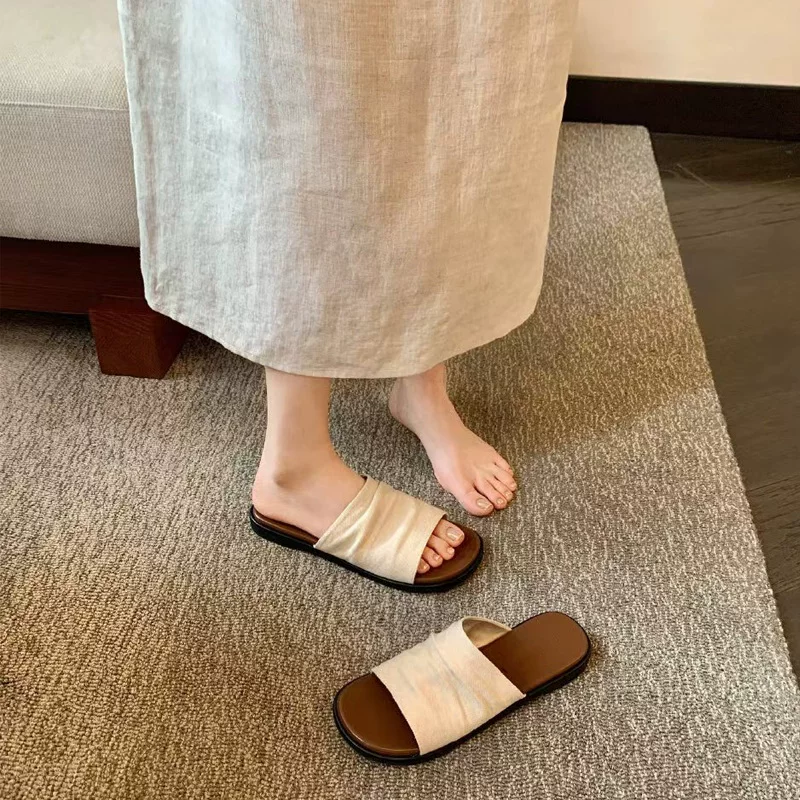 Summer sandals for women to wear outside 2025 new French canvas lazy shoes flat bottom temperament internet celebrity slippers for women super hot