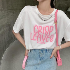 四季新女装夏百合ファッションチェーンの後にカジュアルな丸首のアルファベットのプリントの短いtシャツの半袖の上着をオープンします。
