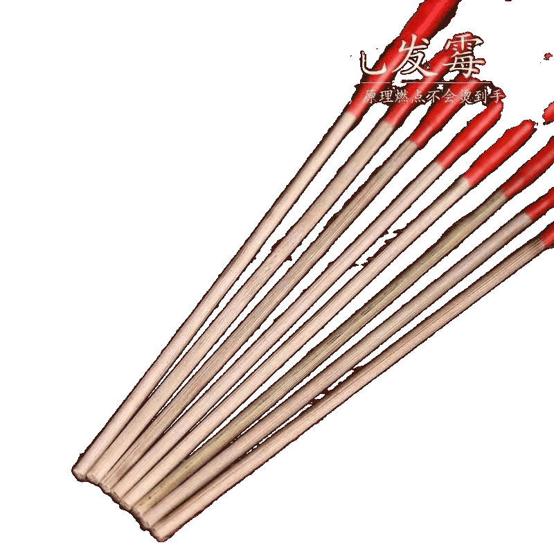 Velas de pies rojos de Chaoshan ofrecen velas de palo de bambú de Buda en el Festival de Qingming para ofrecer a Bodhisattva