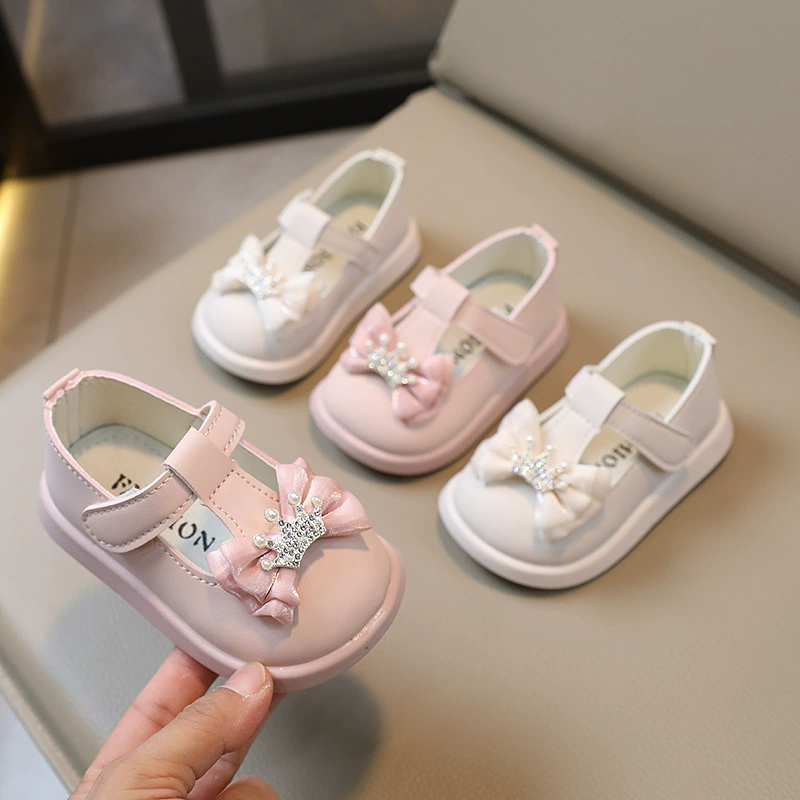 Осень 2023 Новая модная кожаная обувь принцессы в Корейском стиле для маленьких девочек с кружевной короной и бантом на мягкой подошве