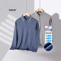 男性の綿のお父さんは長袖のtシャツの春秋のタイプの中高年のゆったりしているpoloのシャツのおじいさんの上着の底のシャツをめくります。