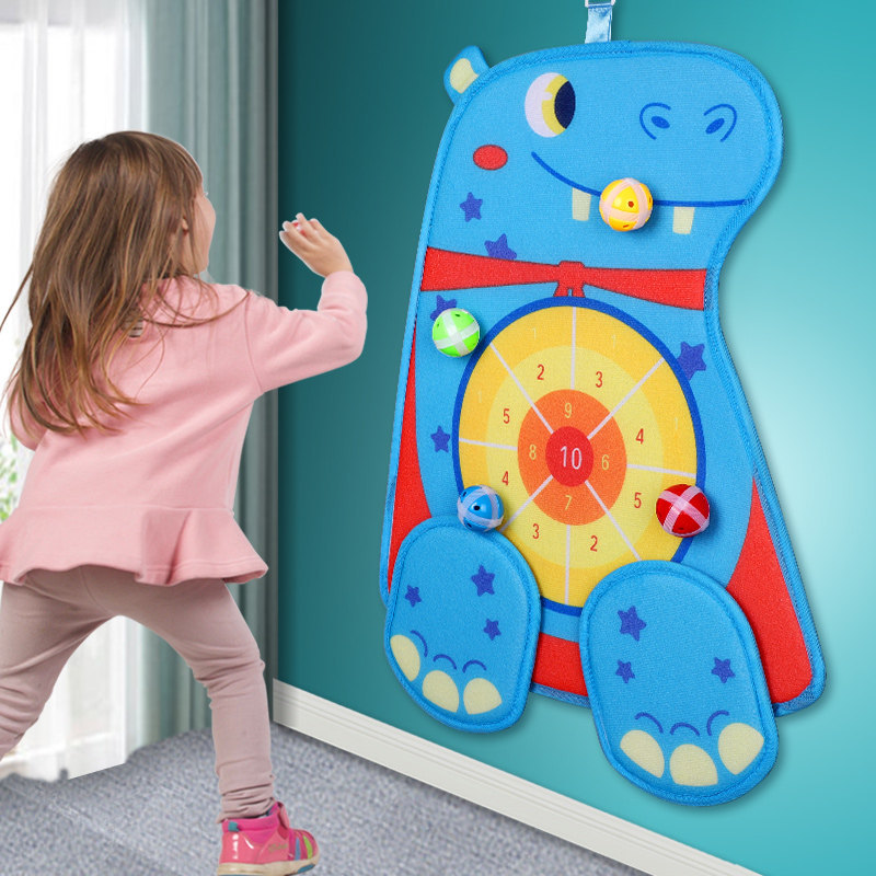 Los dardos de dibujos animados para niños lanzando dardos de bola pegajosa se dirigen a los juguetes educativos para niños entre padres e hijos deportes seguridad bola lechón