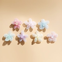 新しい手作りの布芸の五弁の花は玉のガーゼのDIYの小さい花のヘアピンのアクセサリーの服のアクセサリーを持ちます。