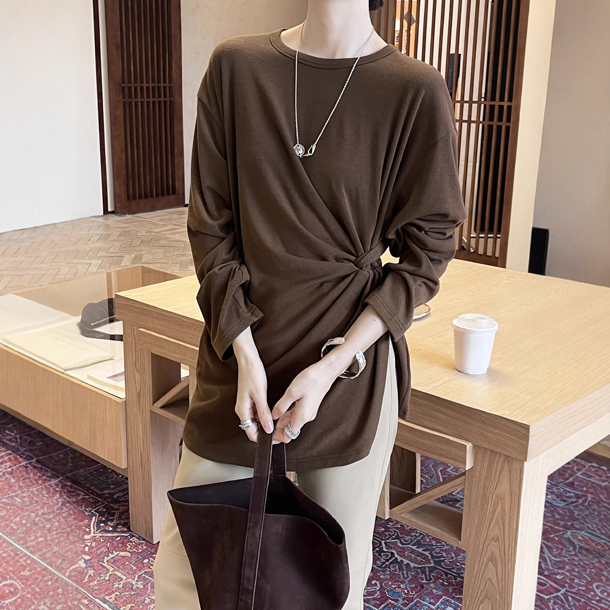 初打十三行2025秋冬新款法式侧扭结绒感加厚收腰显瘦T恤女TB105