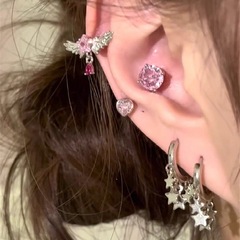 ピンクの耳の骨の釘の愛の翼のピアスは少しジルコンの耳のウォームの釘を入れます。
