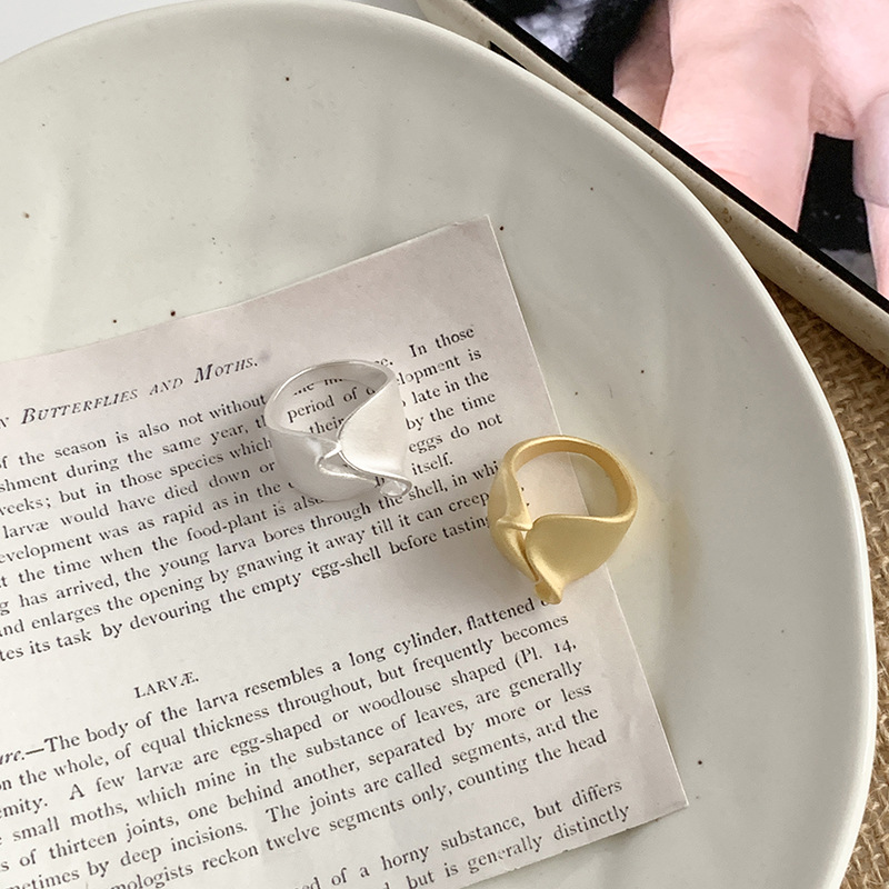 Anello da donna in argento con faccia larga plissettata S999 con texture satinata, versione giapponese coreana con design minimalista e_voghion.com