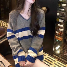2025秋冬季V领撞色条纹针织衫毛衣女宽松慵懒风休闲百搭长袖上衣