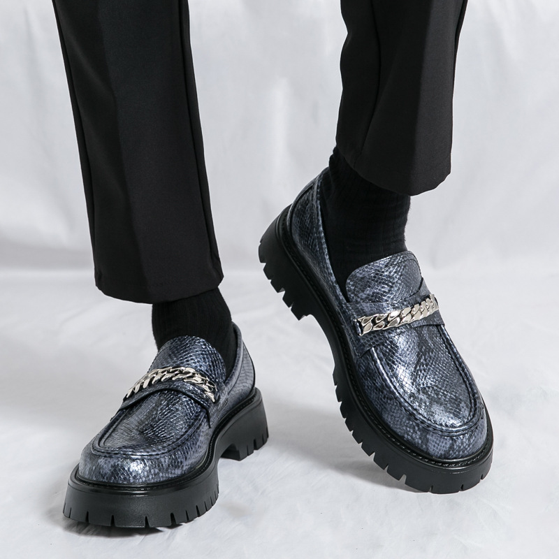 Cross-border tamaño 46 graso aumento de la parte superior de los zapatos de cuero de hombre esmaltado cara brillante zapatos casuales de talón grueso Lefour estilo de pelo zapatos de moda